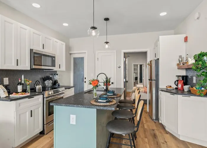 Passyunk Square Spacious 1 Bedroom Oasis- Huge Deck