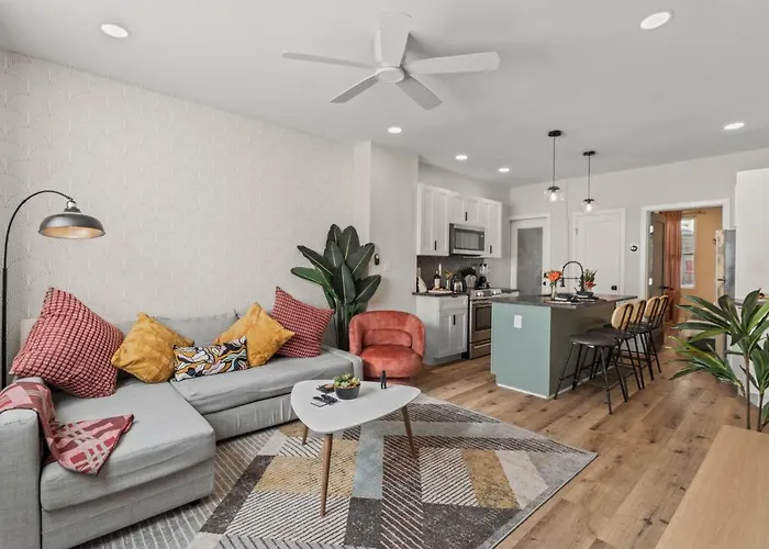 Passyunk Square Spacious 1 Bedroom Oasis- Huge Deck