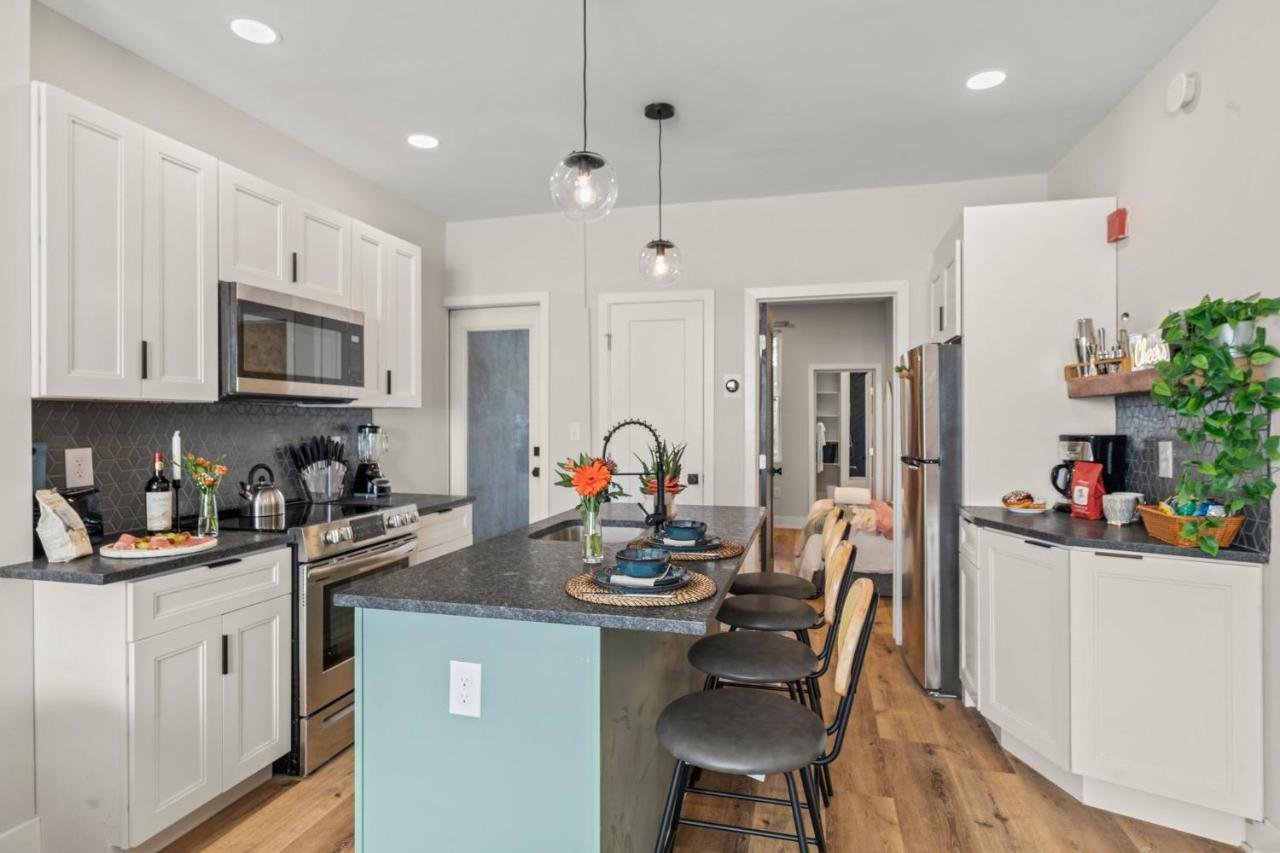 Passyunk Square Spacious 1 Bedroom Oasis- Huge Deck Apartment
