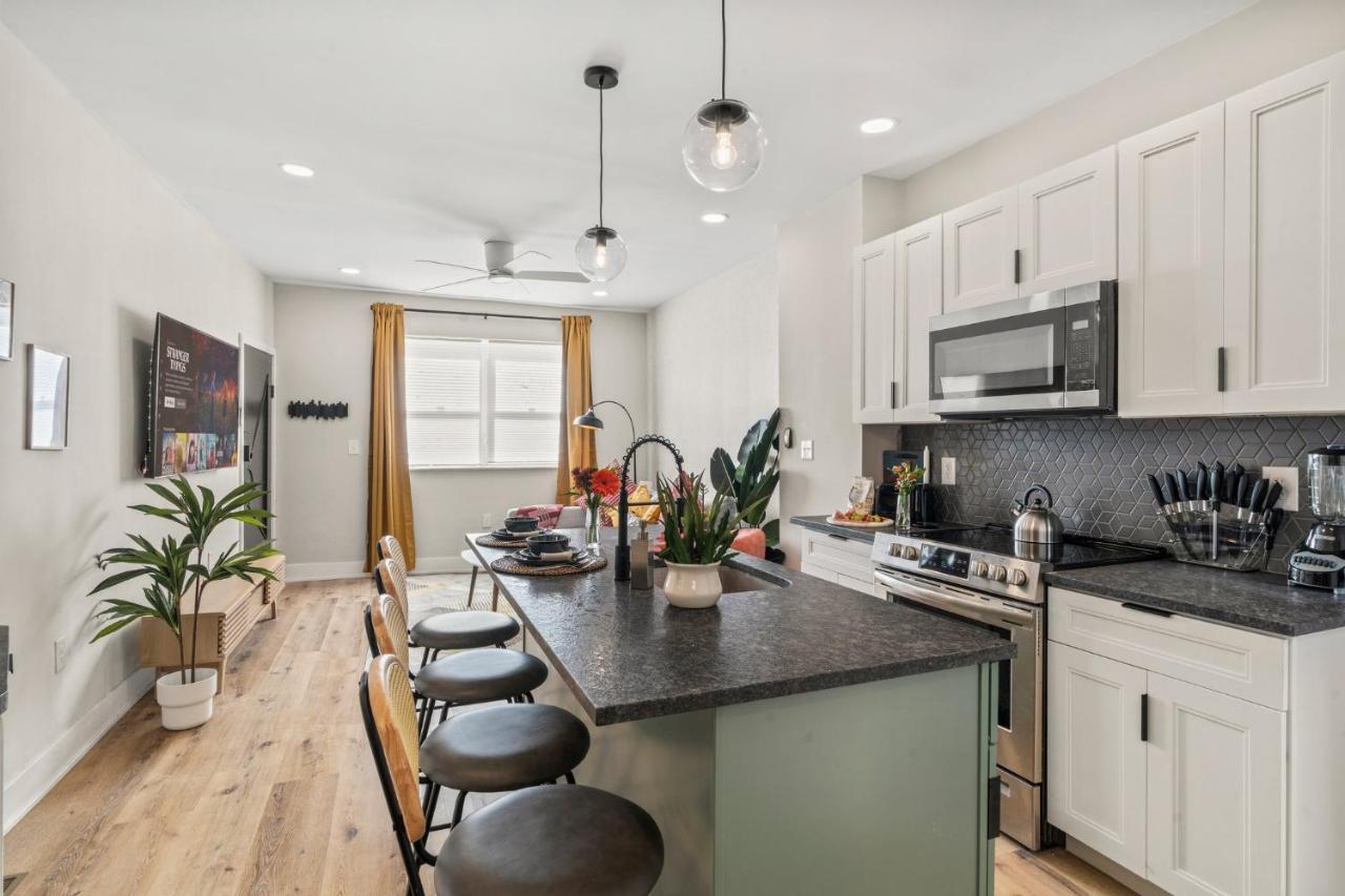 Passyunk Square Spacious 1 Bedroom Oasis- Huge Deck Apartment