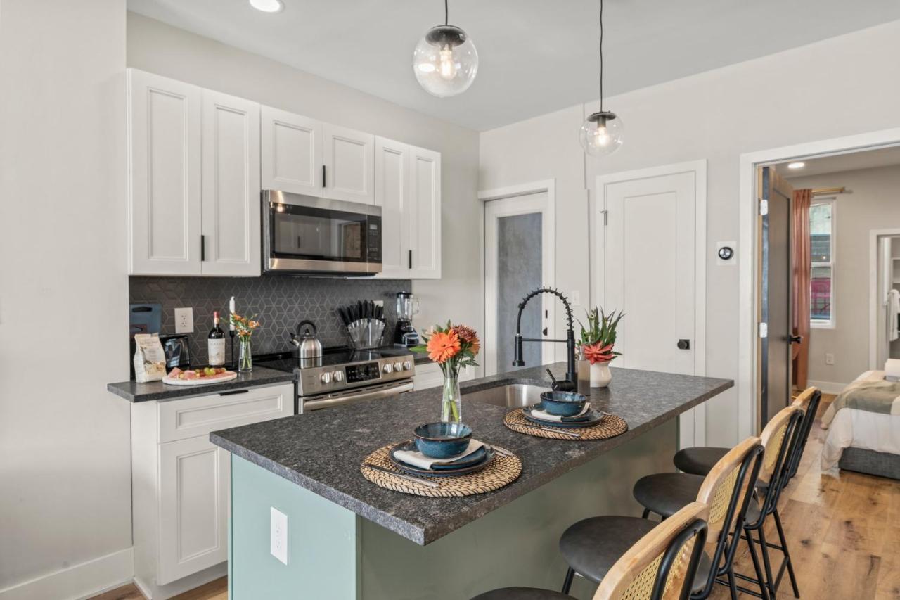 Passyunk Square Spacious 1 Bedroom Oasis- Huge Deck Philadelphia